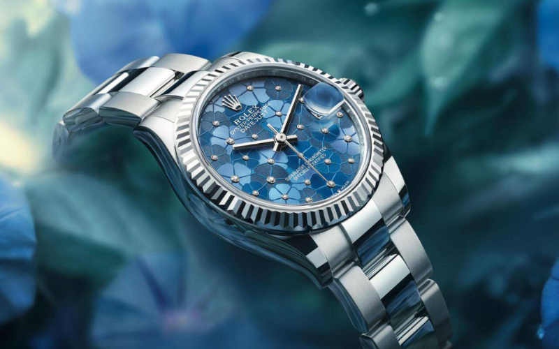 Datejust 是勞力士中的經典之作，其設計歷久不衰，亦成為最容易辨識的腕錶之一。今年的新款就配上首見的花朵圖案錶面，圖案由 24 朵花卉組成，採用太陽光線效果、啞面或粒紋三種飾面裝飾，令花朵圖案更